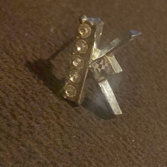 Very small rhinestone “K” brooch (Ind) - Picture 2 of 5